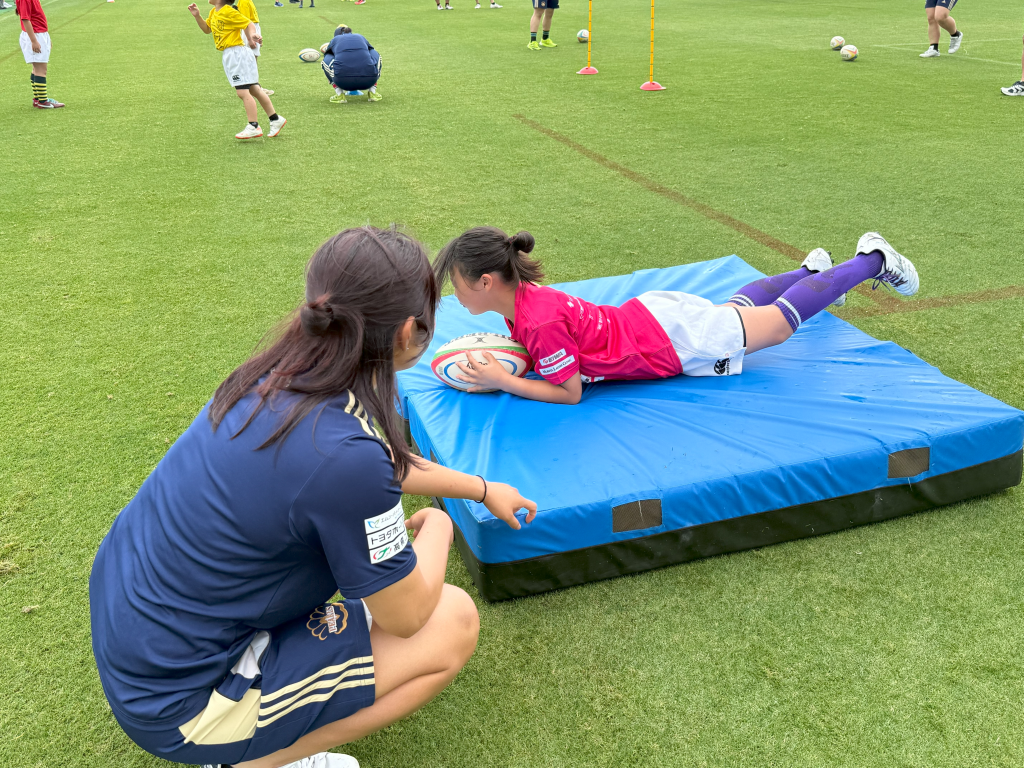 マットでトライに挑戦する様子