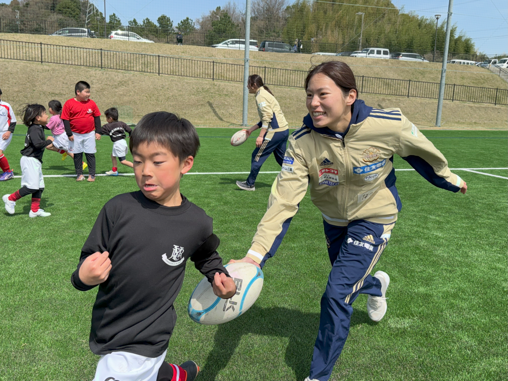 ラグビーボールを使った体験の様子