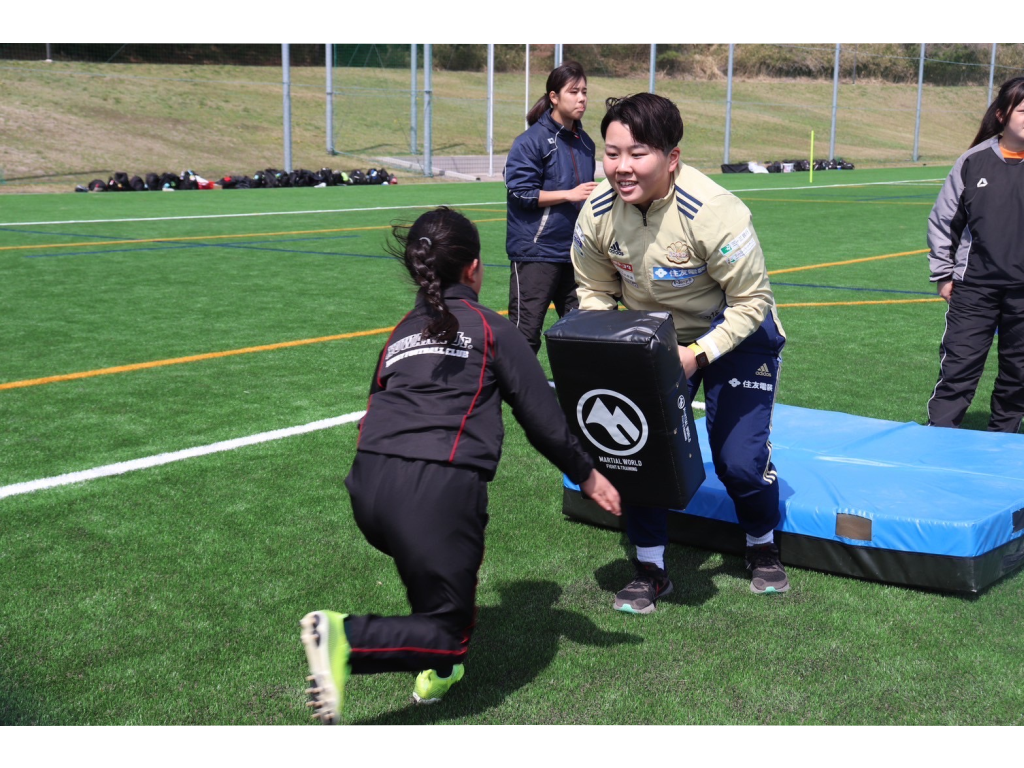 タックル体験の様子